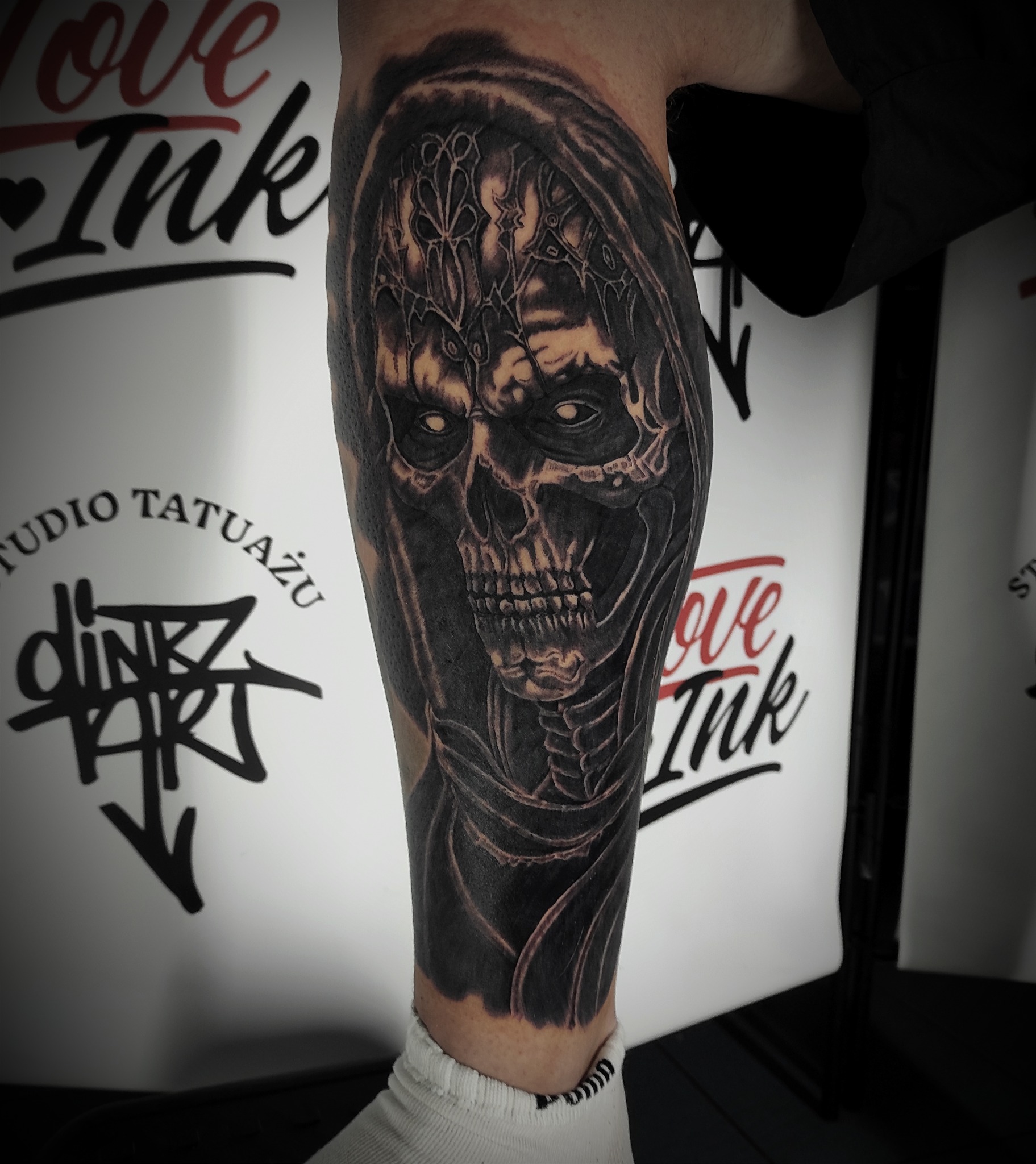 Czarno-biały tatuaż czaszka w kapturze - DINKZ ART