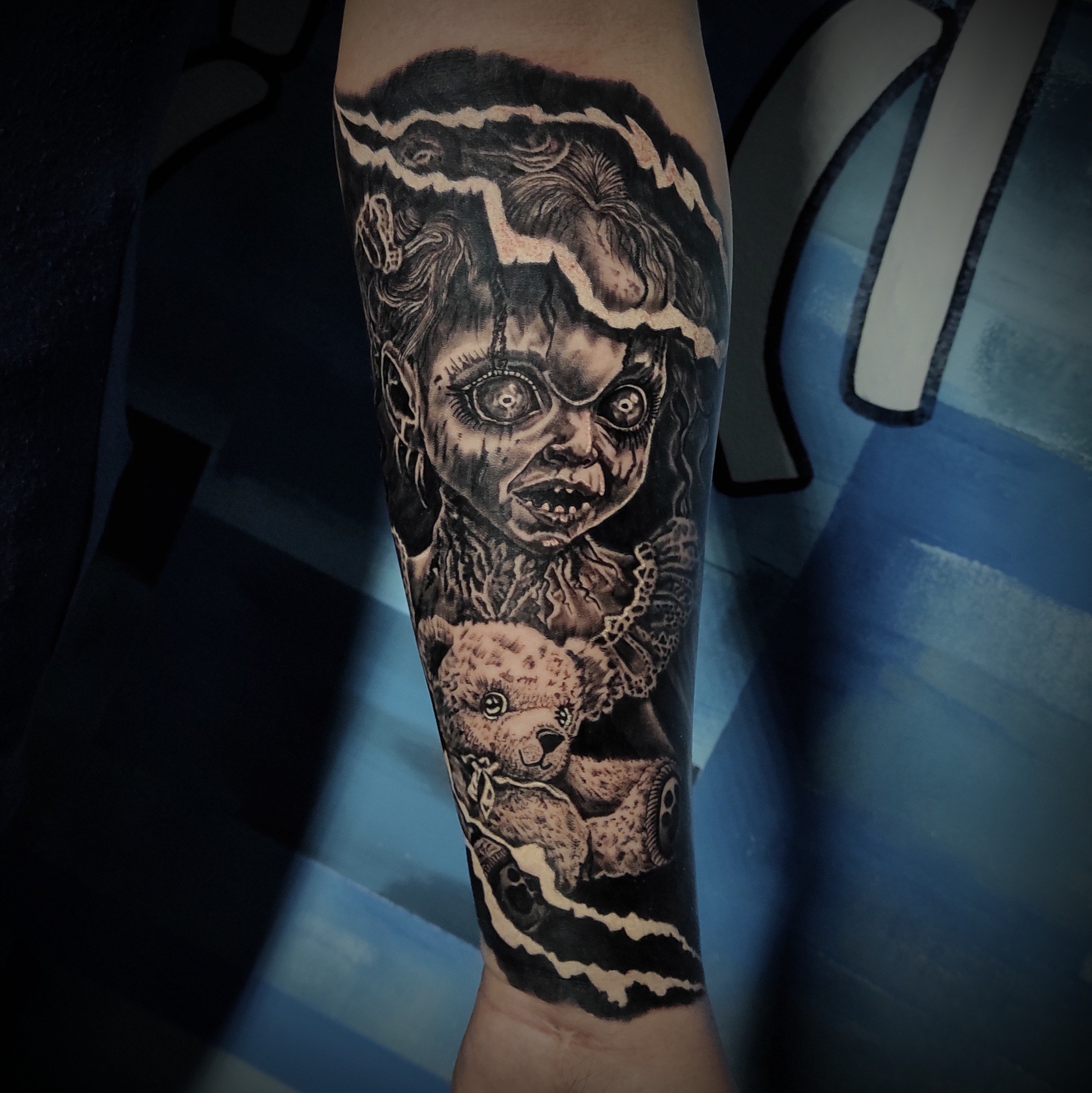 Czarno-biały tatuaż mroczna lalka - DINKZ ART