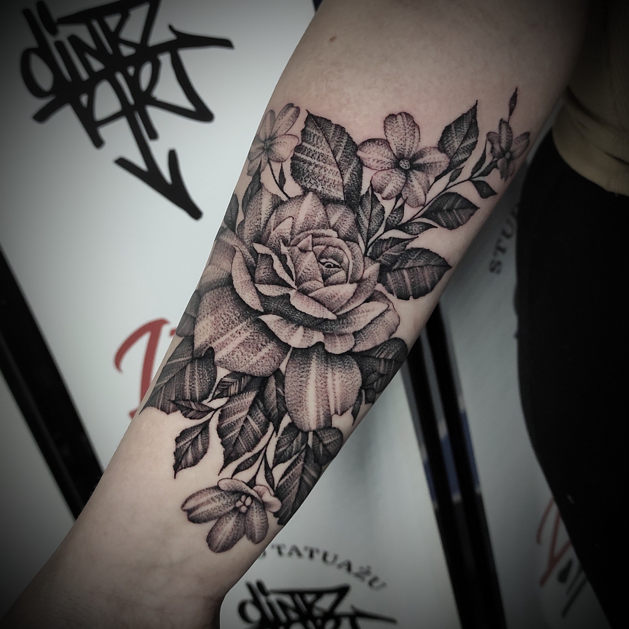 Czarno-biały tatuaż róża i kwiaty - DINKZ ART studio tatuażu Myszków