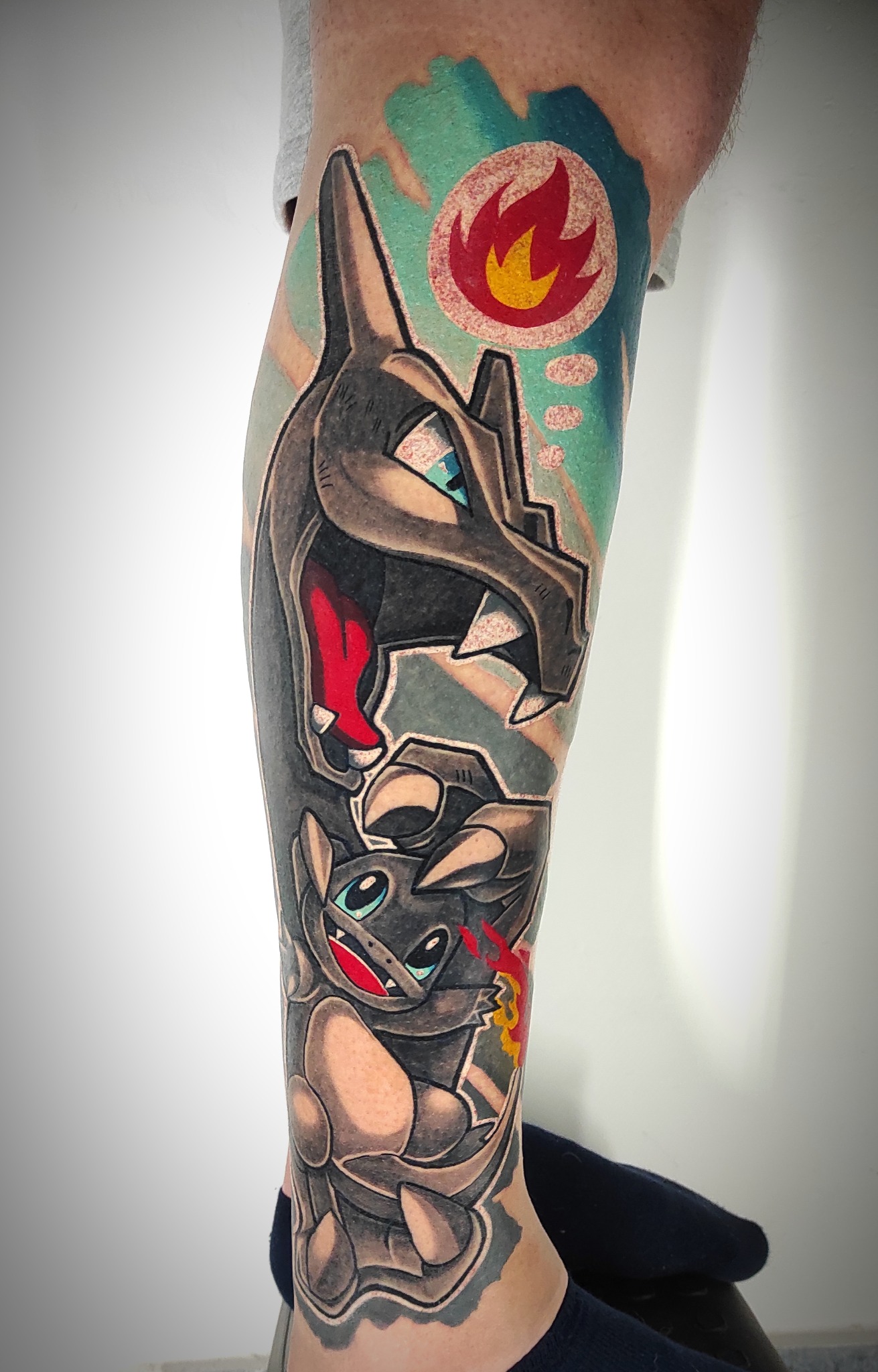 Czarno-szary tatuaż Charizard w stylu cartoon - DINKZ ART