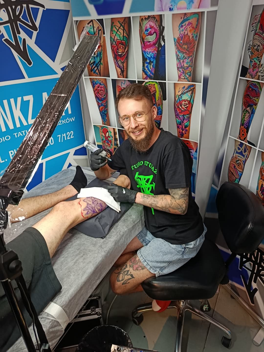 Jakub DINKZ Chruściel przy stanowisku DINKZ ART na konwencie tatuażu