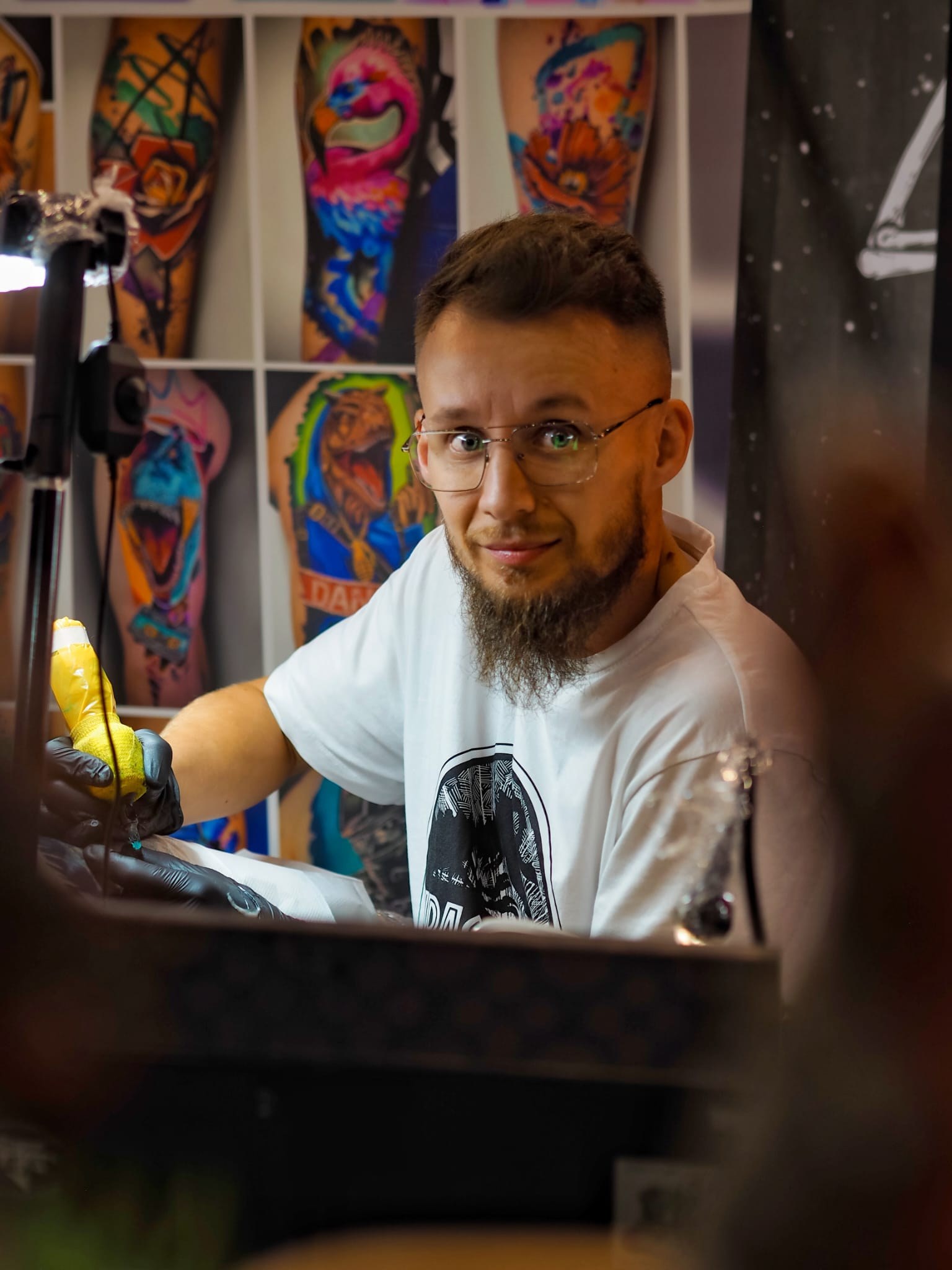 Jakub DINKZ Chruściel pracuje maszynką do tatuażu - DINKZ ART