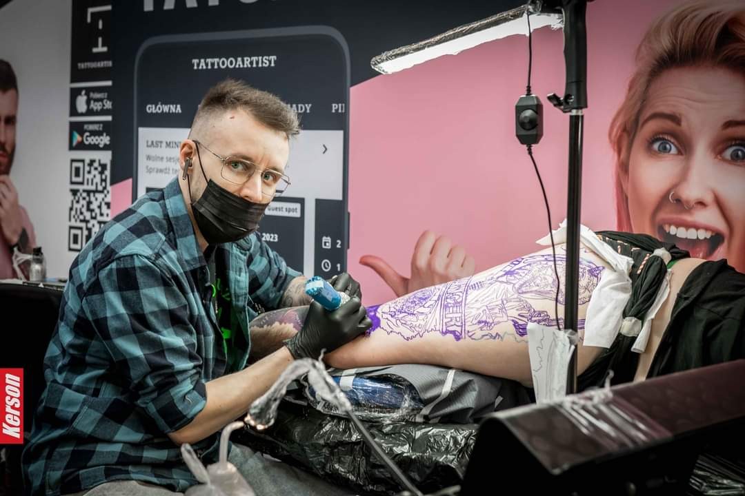 Jakub DINKZ Chruściel przy pracy na stanowisku TattooArtist - DINKZ ART