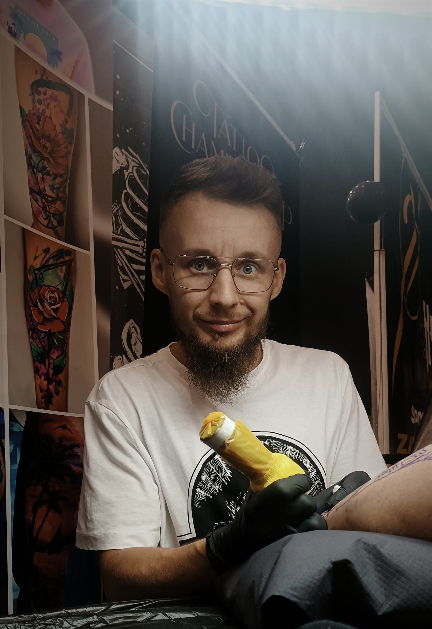 Jakub DINKZ Chruściel przy stanowisku tatuażu - DINKZ ART