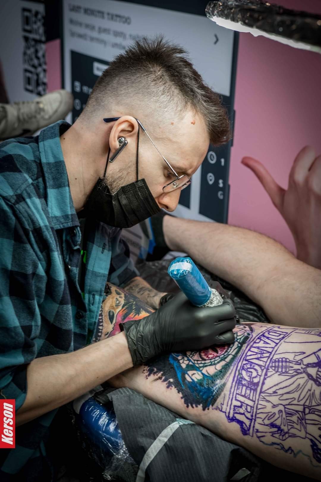 Jakub DINKZ Chruściel podczas tatuowania - zbliżenie na pracę - DINKZ ART