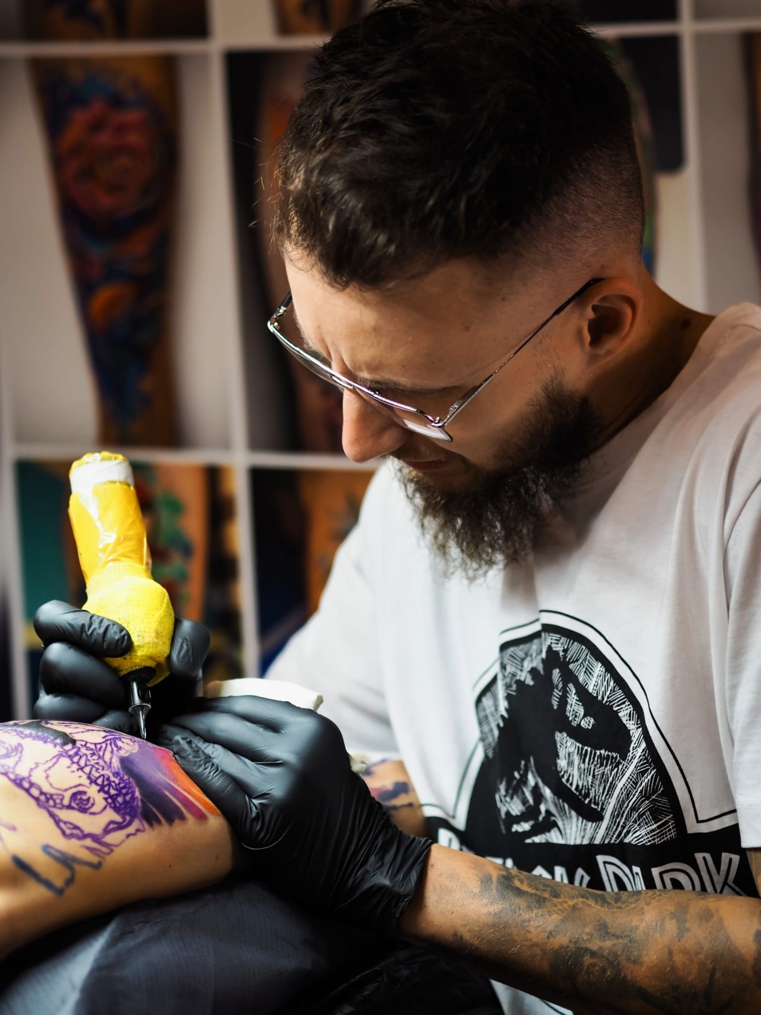 Jakub DINKZ Chruściel - zbliżenie na pracę nad tatuażem - DINKZ ART