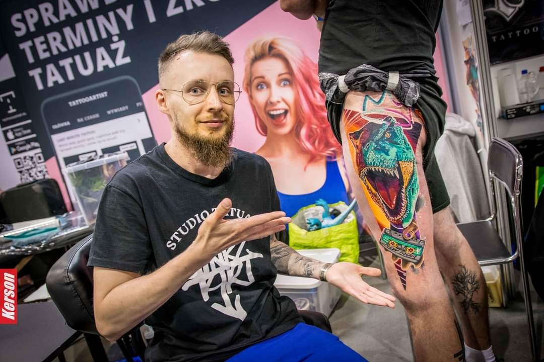 Jakub DINKZ Chruściel na konwencie prezentuje tatuaż DINOCITYTATTOO - DINKZ ART