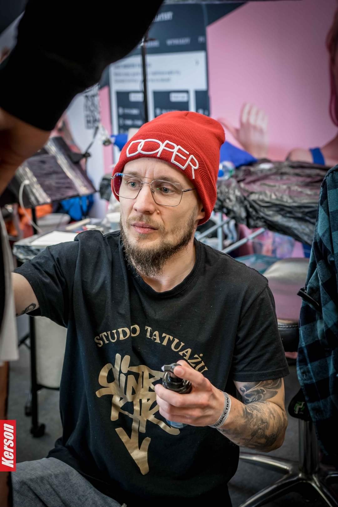 Jakub DINKZ Chruściel przy pracy na konwencie tatuażu