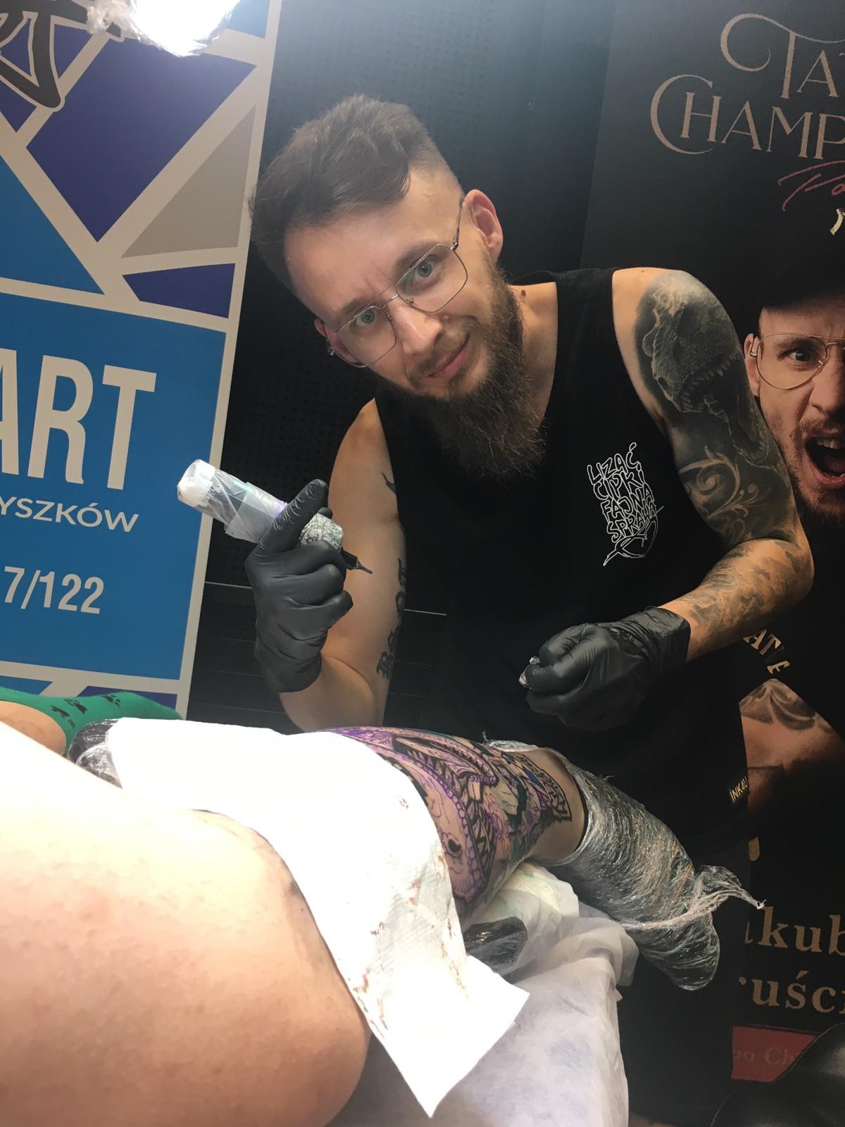 Jakub DINKZ Chruściel podczas pracy na konwencie tatuażu