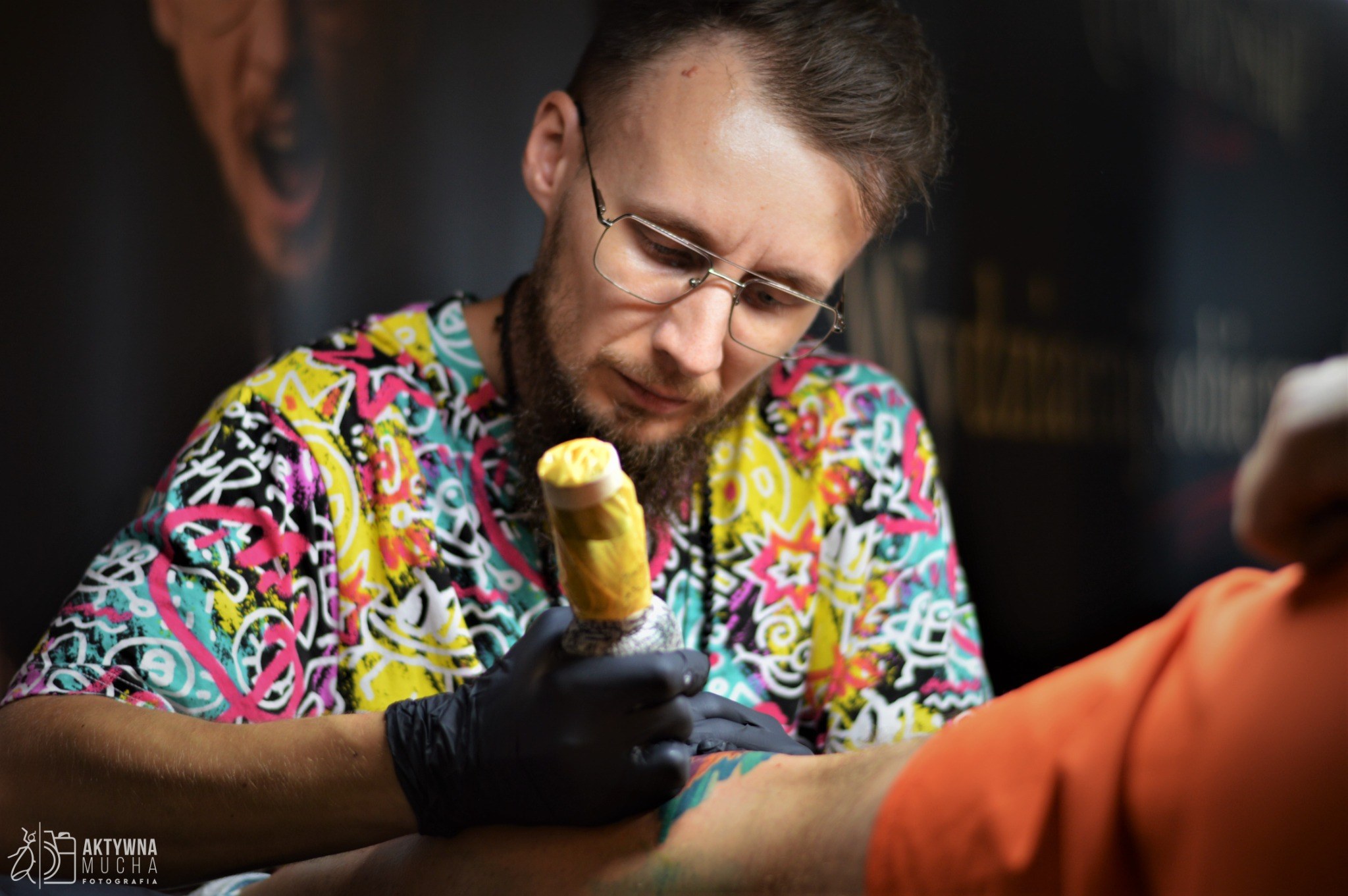 Jakub DINKZ Chruściel tatuuje klienta - DINKZ ART studio tatuażu Myszków