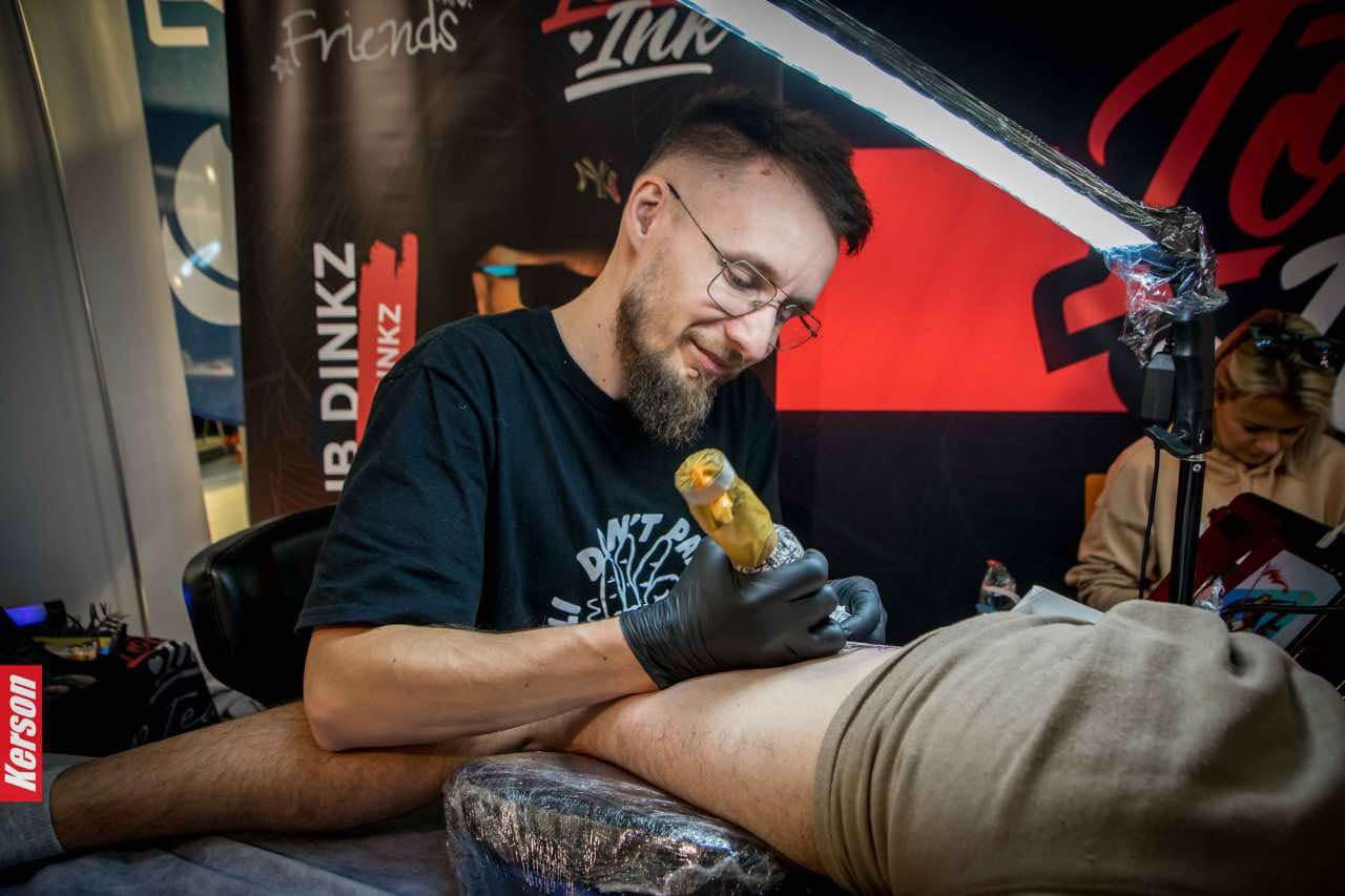 Jakub DINKZ Chruściel podczas tatuowania w studiu DINKZ ART