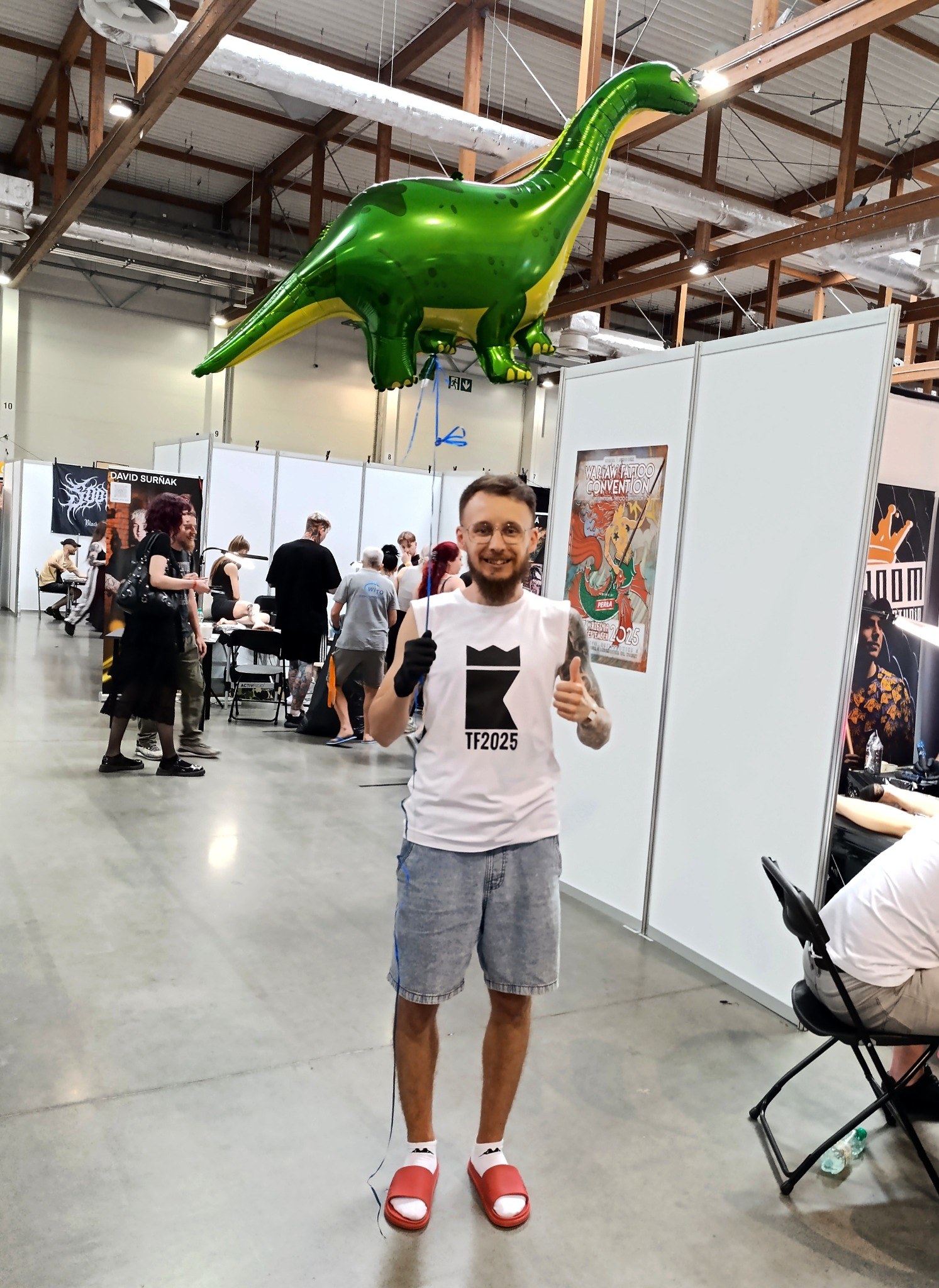 Jakub DINKZ Chruściel na Warsaw Tattoo Convention 2025 z balonem dinozaura