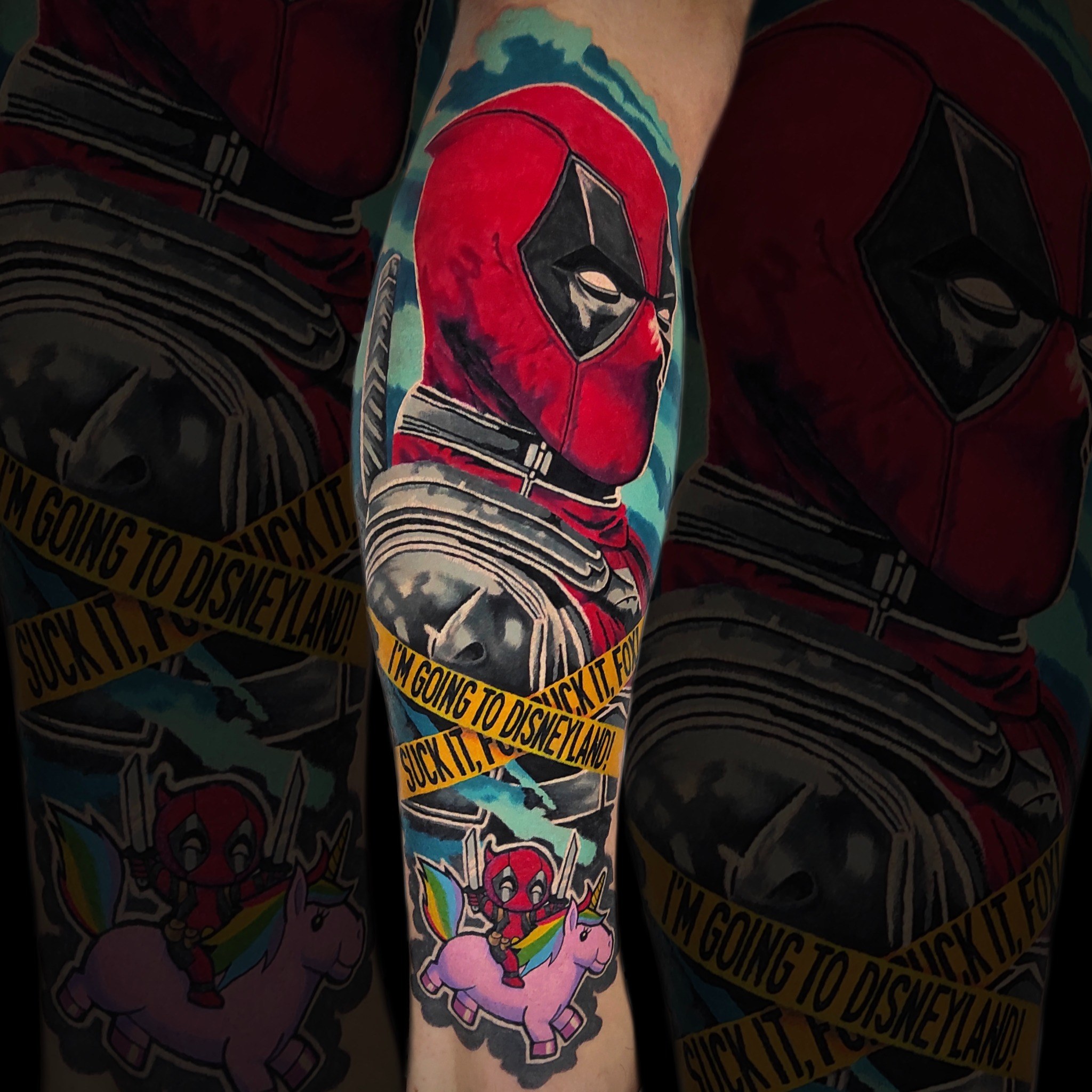 Kolorowy tatuaż Deadpool w stylu cartoon - DINKZ ART studio tatuażu Myszków
