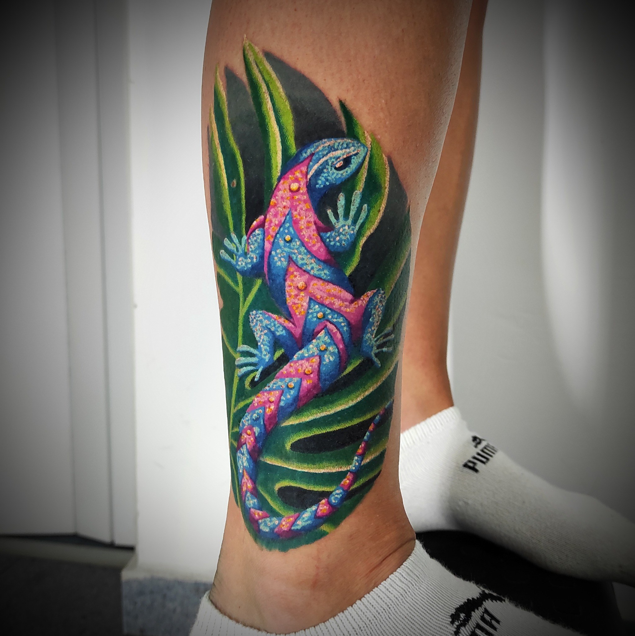 Kolorowy tatuaż jaszczurka na liściach - DINKZ ART