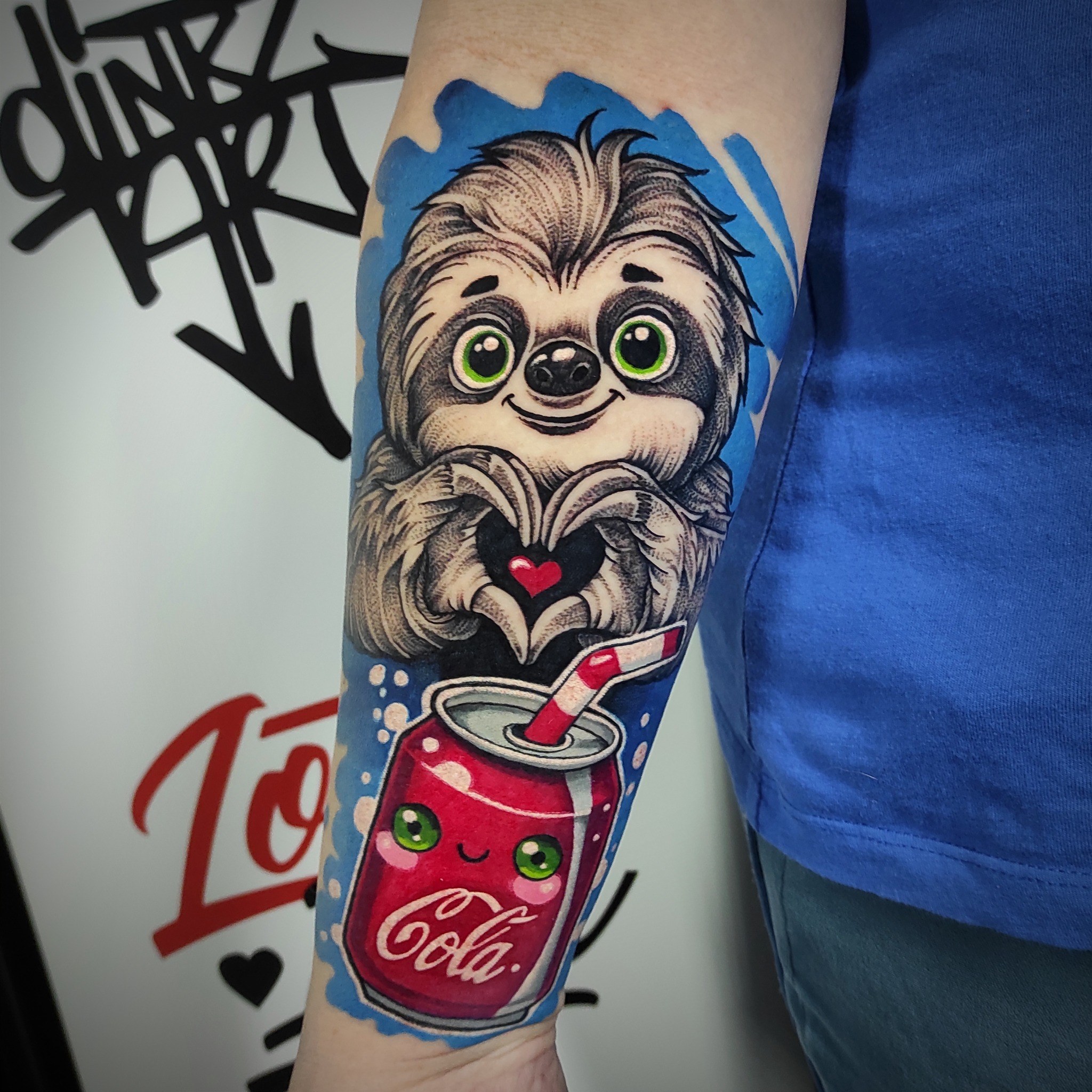 Kolorowy tatuaż leniwiec z puszką w stylu cartoon - DINKZ ART