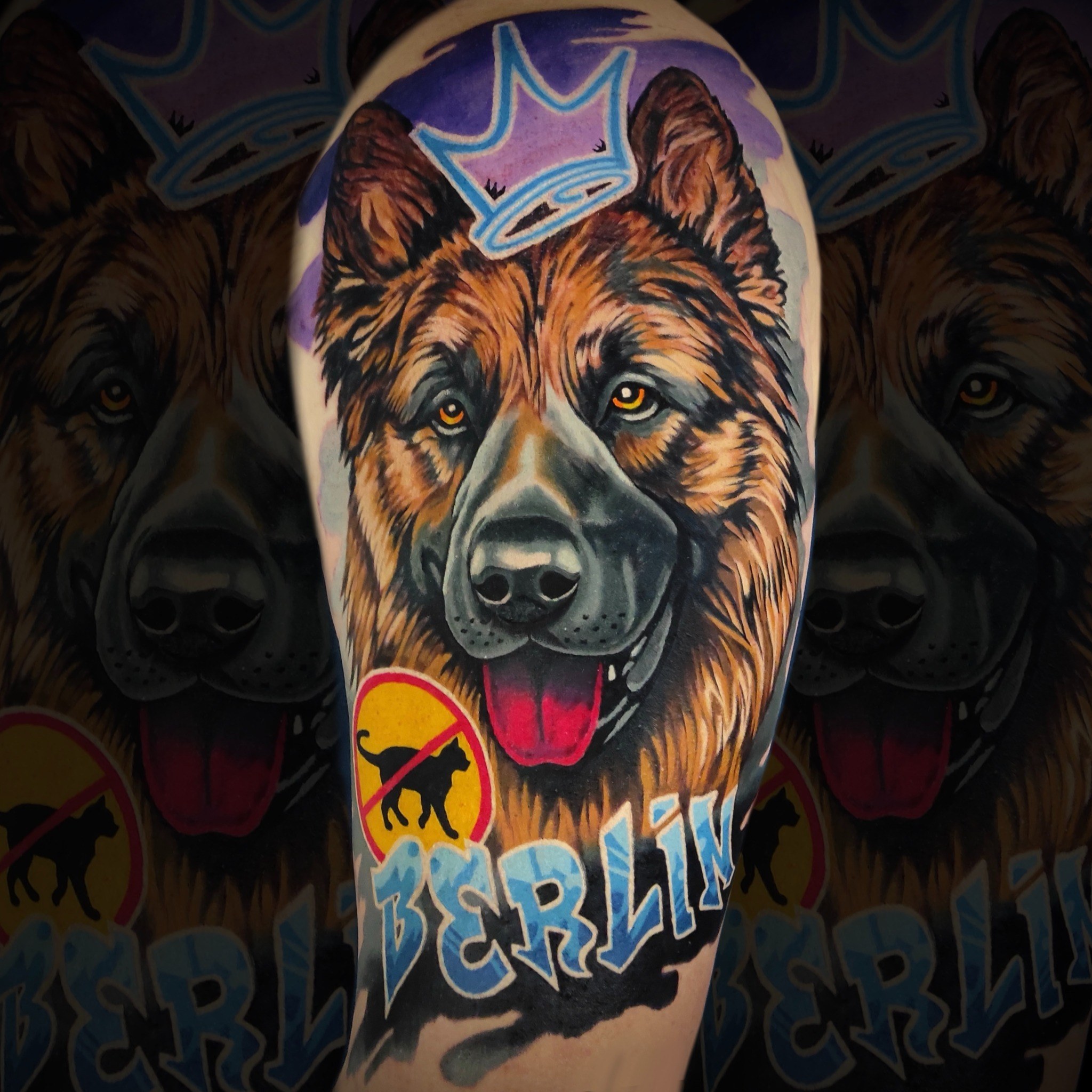 Kolorowy tatuaż pies z napisem Berlin - realizm kolorowy DINKZ ART