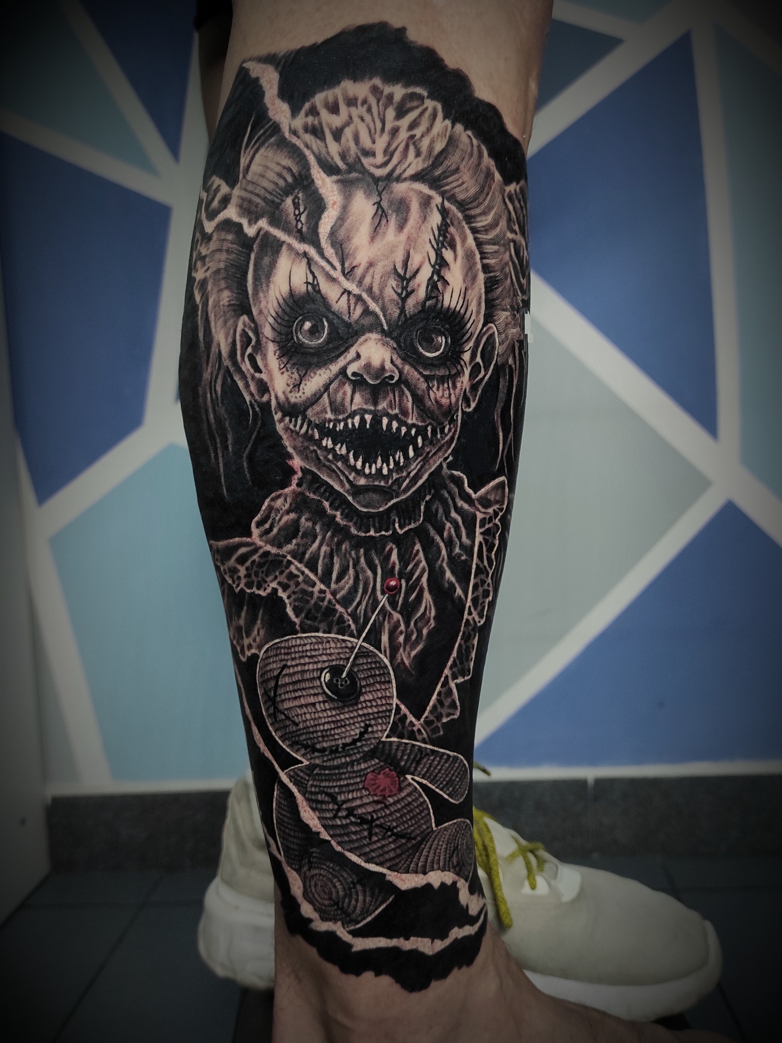 Mroczny tatuaż lalka voodoo - DINKZ ART