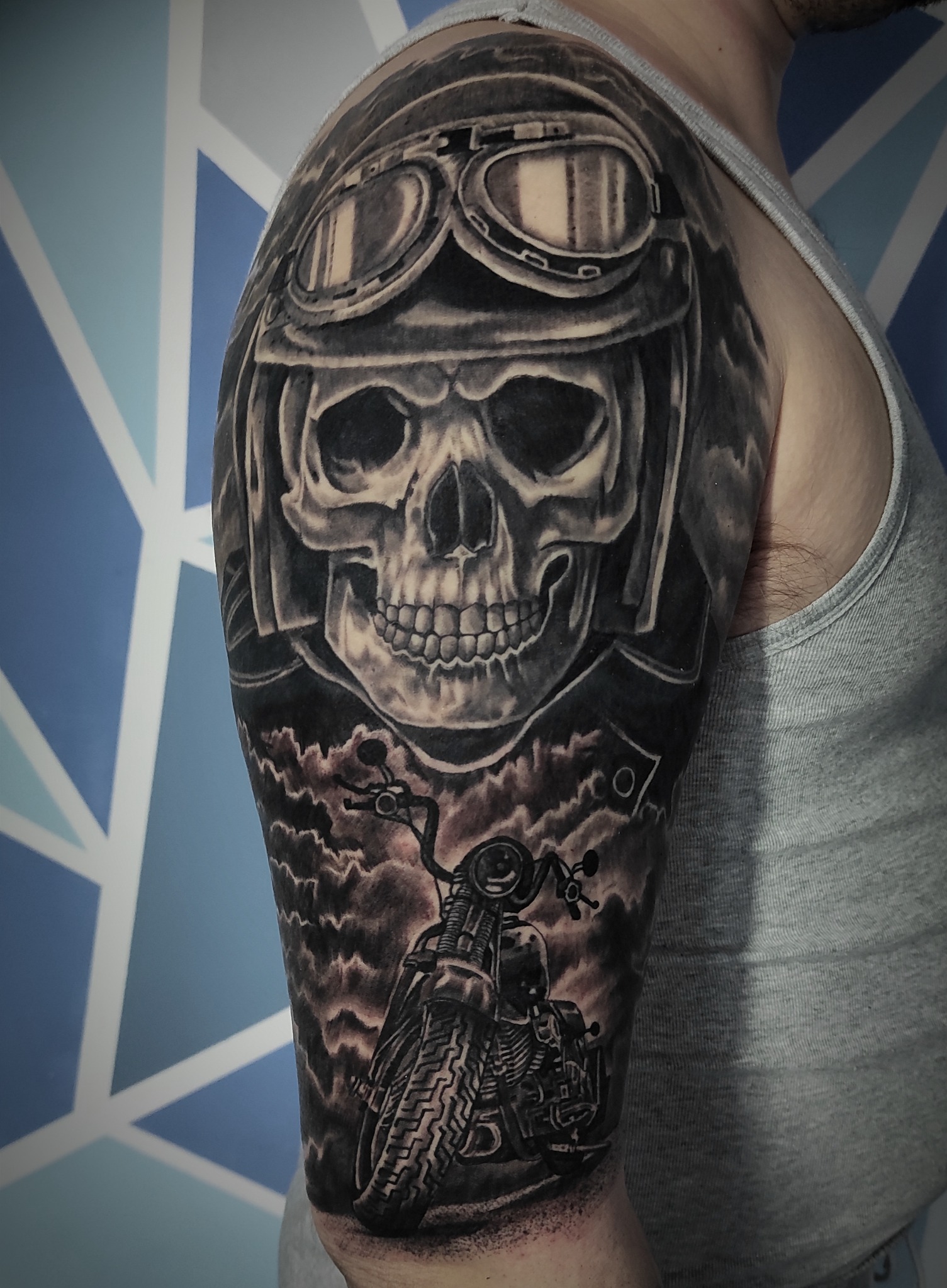 Tatuaż czaszka w kasku i motocykl - DINKZ ART