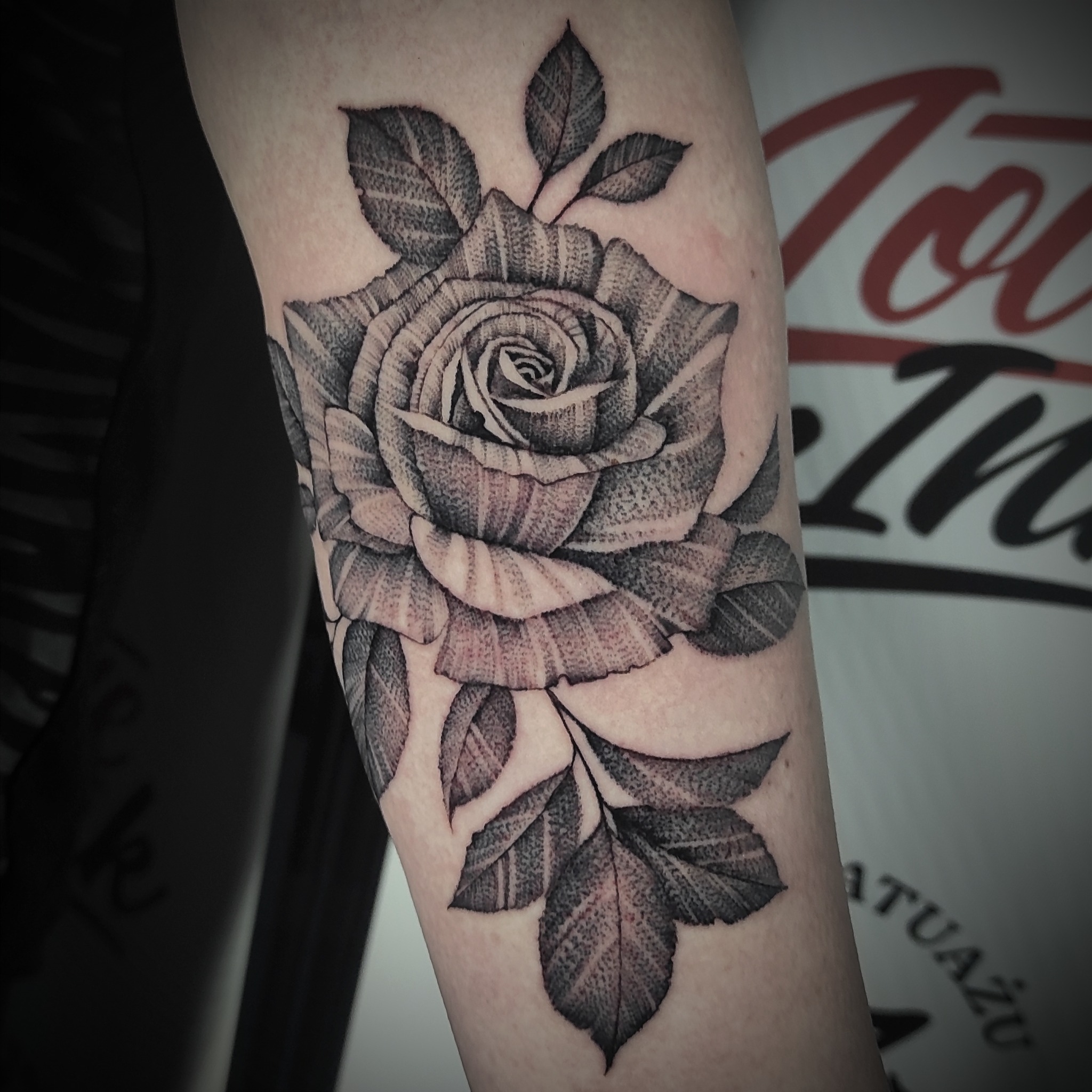 Tatuaż róża w stylu dotwork - DINKZ ART