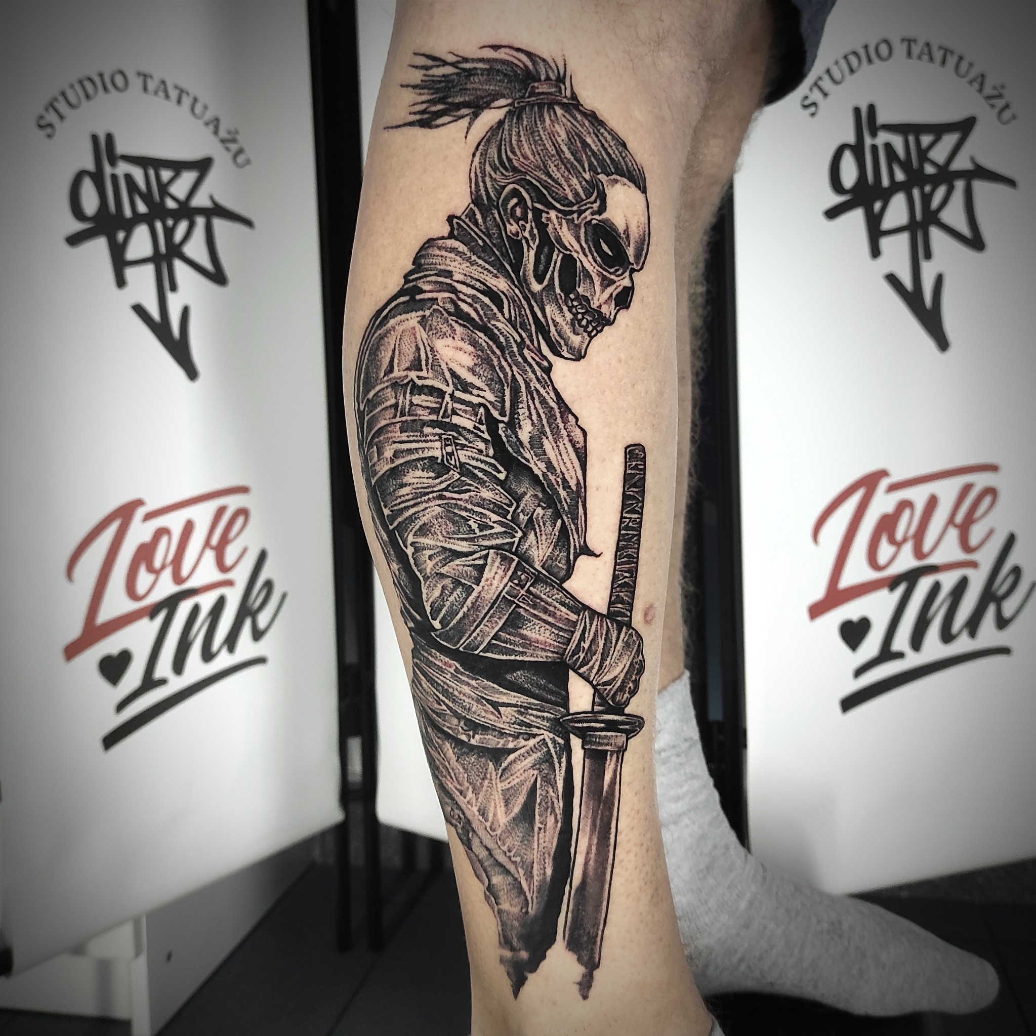 Tatuaż samuraj czaszka z kataną - DINKZ ART