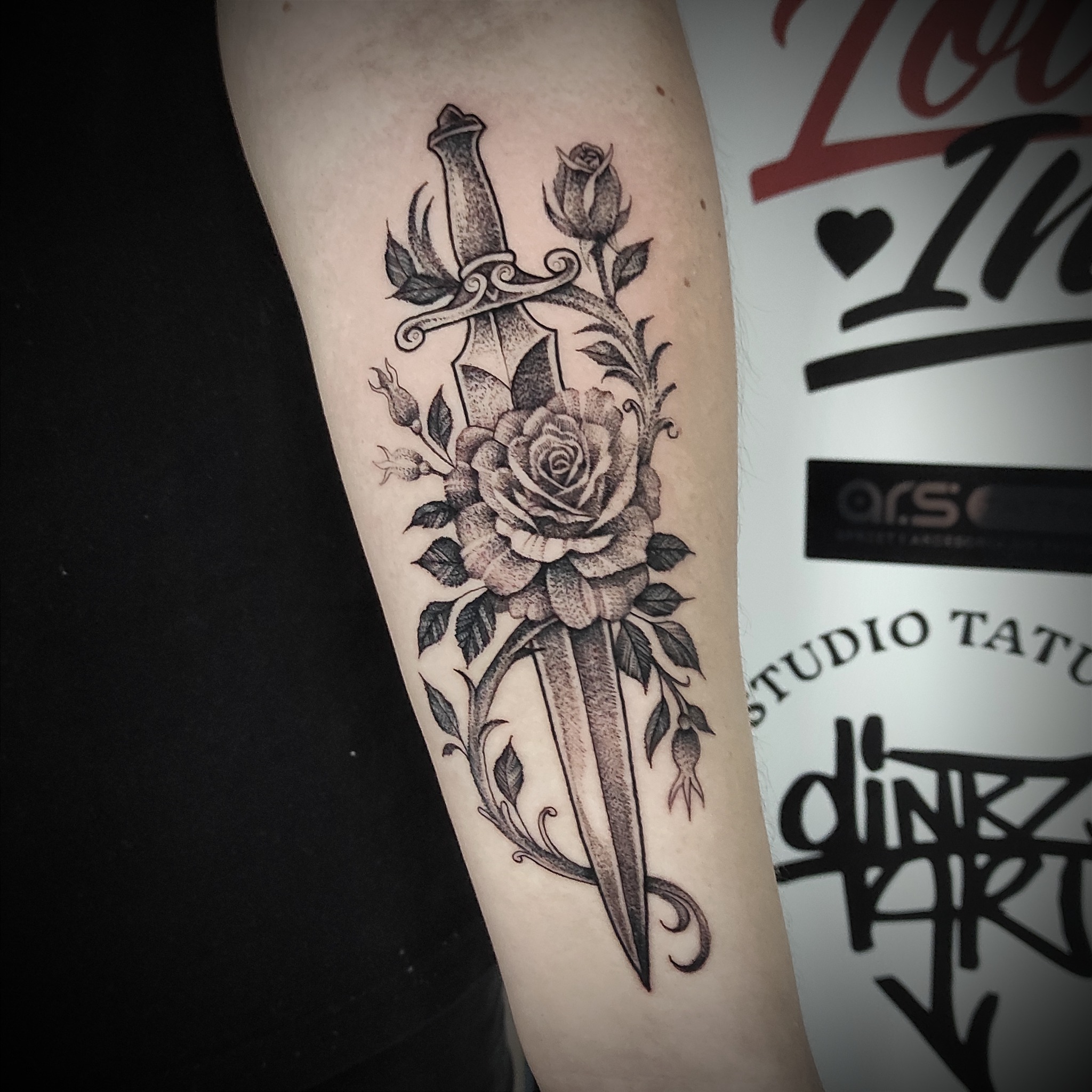 Tatuaż sztylet i róża w stylu dotwork - DINKZ ART